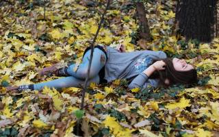 Woman lying autumn leaves flower - alice prin free wallpaper