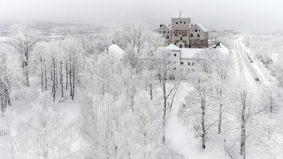 Large house snowy forest road - the snow free wallpaper