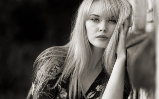 Woman leaning wall serious fiona - a woman leaning against a wall free wallpaper