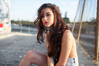 Woman bench crossed portrait city - aramenta dianthe vail free wallpaper for desktop