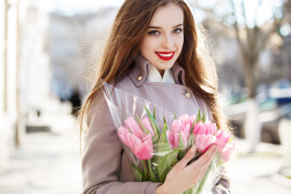 Woman smiling pink flower bouquet - a bouquet free wallpaper