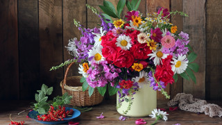 Vase flowers table basket berries - a vase of flowers free wallpaper