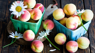 Baskets fruit wooden table daisies - a wooden table free wallpaper