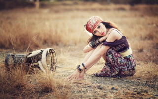 Woman sitting brokenfan field fashion - araceli gilbert free wallpaper