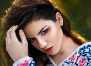 Woman red lip sweater portrait - red free wallpaper for desktop