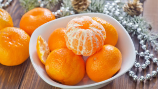 Orange bowl pinecone silver garland - silver free wallpaper