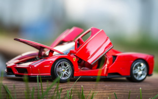 Red toy car wooden table - octane renderer free wallpaper