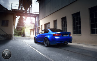 Blue car building bridge clock - a blue car free wallpaper