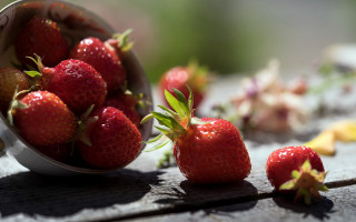 Strawberries bowl table impressionism blurry - a bowl free wallpaper
