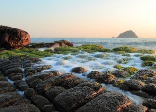 Rocky beach waterfall mountain horizon - a large amount of water free wallpaper