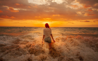 Woman ocean sunset back pockets - her back free wallpaper