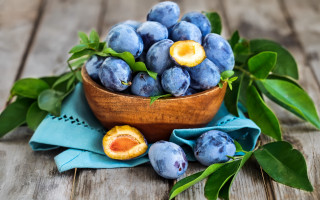 Wooden bowl blueberries table green 2 - blueberry free wallpaper