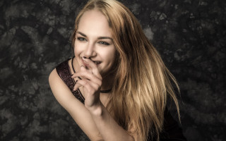 Blonde woman smiling portrait choker - a picture free wallpaper for desktop