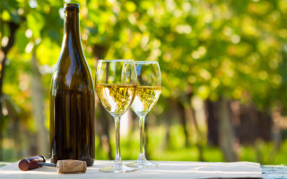 Wine glasses outdoor christmas bokeh - two glass of wine free wallpaper