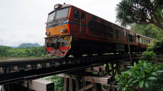 Train bridge jungle mountains nature - symmetric free wallpaper
