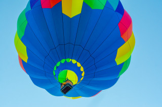 Colorful hot air balloon flying - inside free wallpaper