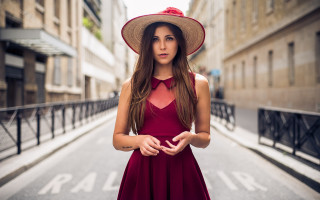 Woman red dress hat street - her pocket free wallpaper