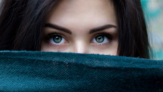 Woman blue eyes green towel 2 - optical free wallpaper