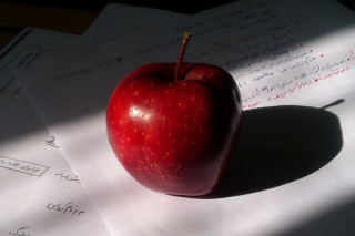 Red apple pile papers shadow - subsurface free wallpaper