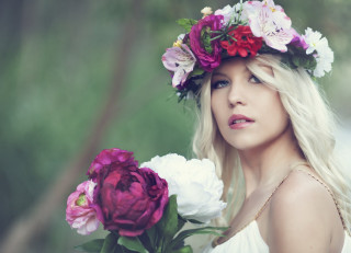 Woman flowercrown bouquet portrait realistic - her head holding free wallpaper