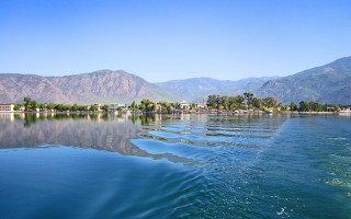 Lake mountains town shore reflection - exekia free wallpaper