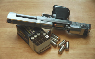 Gun box glasses car desert - 30mm free wallpaper