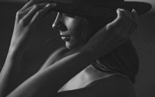 Woman hat pose blackwhite noir - her hat free wallpaper