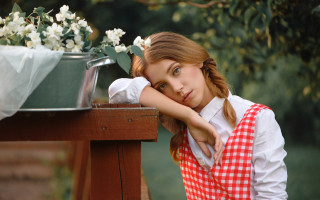 Woman flower portrait blurry plaid - a green background free wallpaper