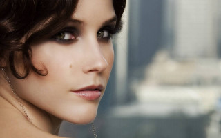 Woman city skyscraper portrait constance - a necklace free wallpaper