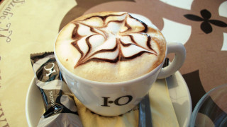 Cappuccino flower design plate spoon - photorealism free wallpaper