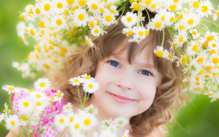 Daisy girl flower wreath field - a little girl free wallpaper
