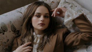 Couch woman jacket tie portrait - a jacket free wallpaper