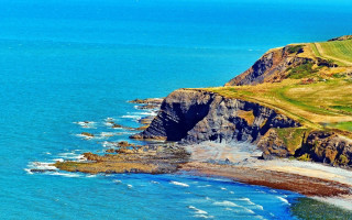 Golf course coast cliff panorama - a golf course free wallpaper