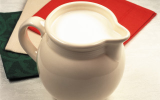 Milk pitcher red napkin white - a napkin free wallpaper