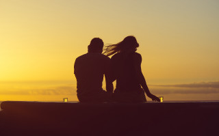 Romantic sunset couple bench ocean - a couple sitting free wallpaper