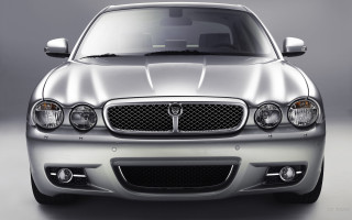 Silver car studio photo gradient - a silver car free wallpaper
