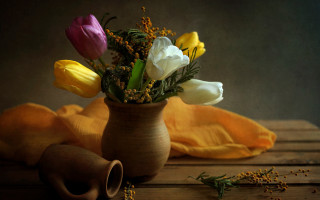Vase flowers yellow cloth table - warm free wallpaper