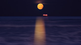Full moon ocean house boat - full moon free wallpaper