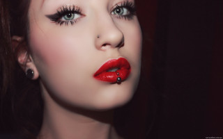 Woman red lipstick black eyeliner - a red lip ring free wallpaper
