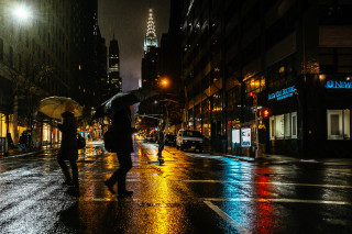 Rainy night urban people umbrella - impressionist free wallpaper