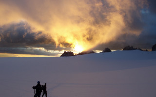 Snowy sunset people mountains ocean - two person free wallpaper