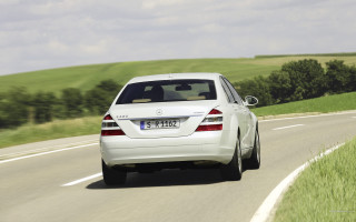 White car green field sunny - photorealism free wallpaper