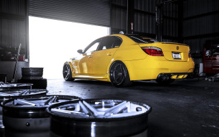 Yellow car garage tirechanger jigsaw - rim free wallpaper
