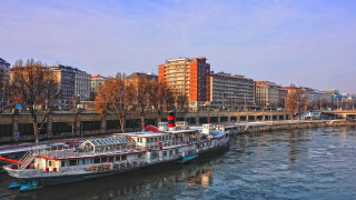 River boat city skyline bridge - a river free wallpaper for desktop