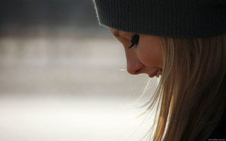 Woman hat cellphone hands shallow - her cell phone free wallpaper