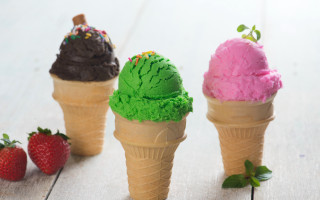 Ice cream cones strawberries berry - a white tablecloth free wallpaper