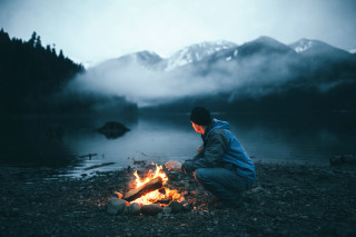 Fire sitting man lake mountains - daren bader free wallpaper