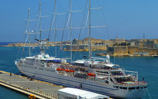 Large white boat cityscape panoramic - a large white boat free wallpaper
