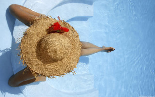 Woman straw hat water pool - a pool of water free wallpaper