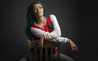 Blue haired woman chair crossed - blue hair free wallpaper for desktop